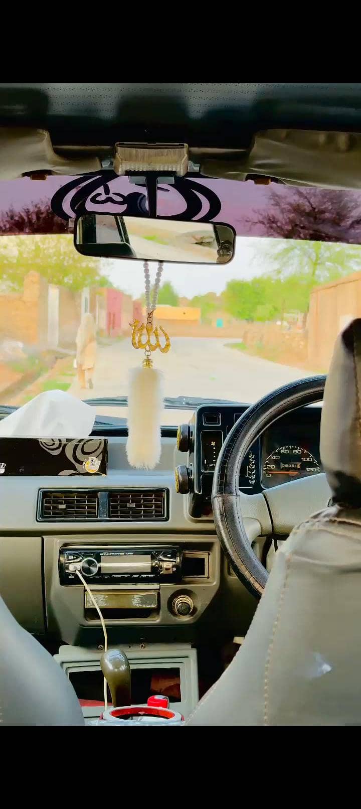 بائ 10 گاڑی کی    کنڈیشن اوکے کوئی کام نہیں ہے بیچ میں بالکل ہر چیز سے 4