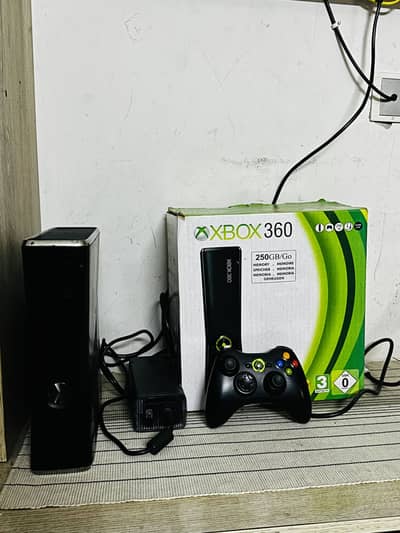 X box 360 E- Slim with box