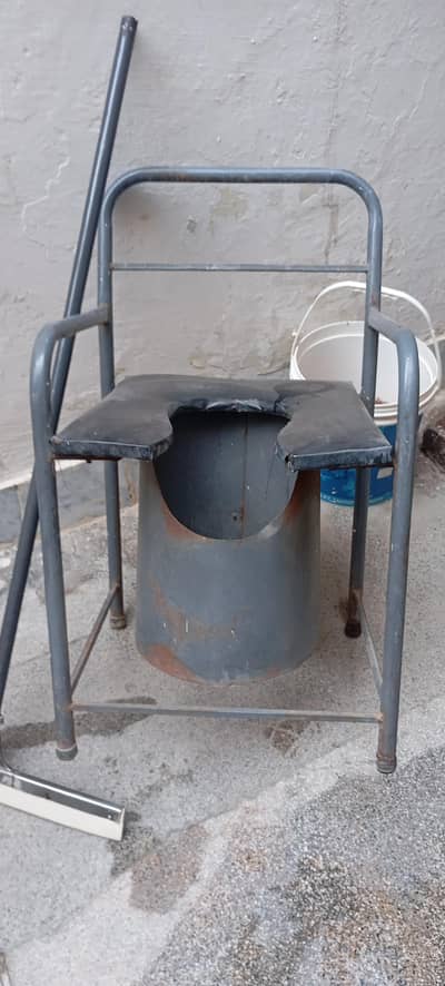 comode Chair iron made for ceneir person