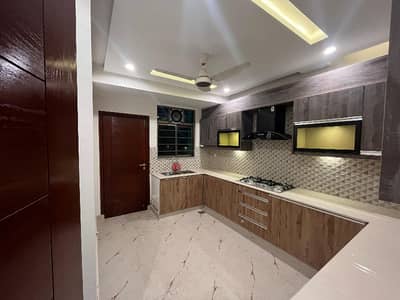 12 MARLA BRAND NEW APARTMENT AVAILABLE FOR SALE