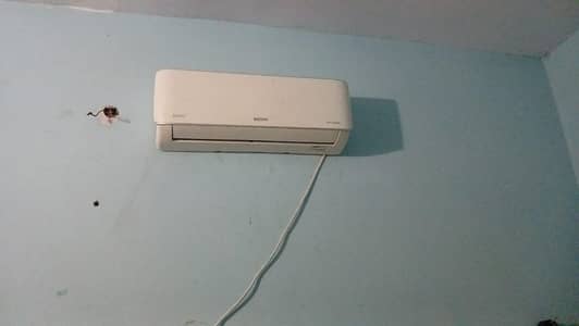 orient 1. ton inverter bohut achi condition pe compilet Saman gas pori