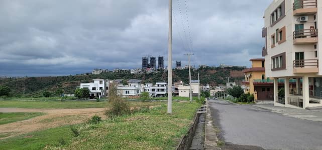 10 Marla Super Hot Location Solid And Level Plot For Sale. Demand 1.75 Crore Slightly Negotiable.