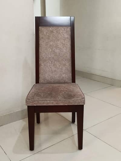 (8 کرسیاں)مضبوط لکڑی کی کرسی – بہترین حالت میں