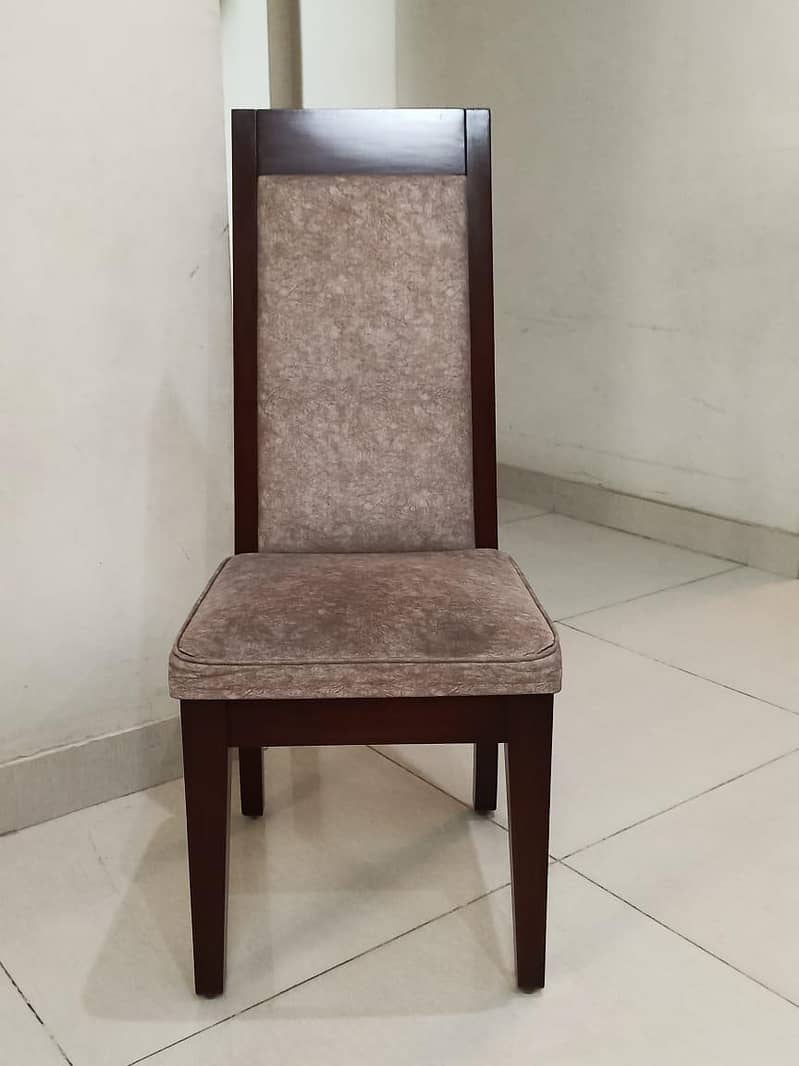 (8 کرسیاں)مضبوط لکڑی کی کرسی – بہترین حالت میں 0