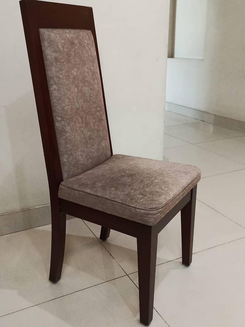 (8 کرسیاں)مضبوط لکڑی کی کرسی – بہترین حالت میں 1