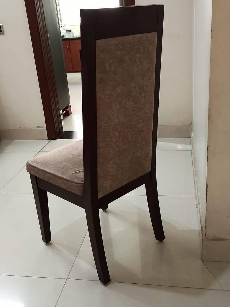 (8 کرسیاں)مضبوط لکڑی کی کرسی – بہترین حالت میں 2