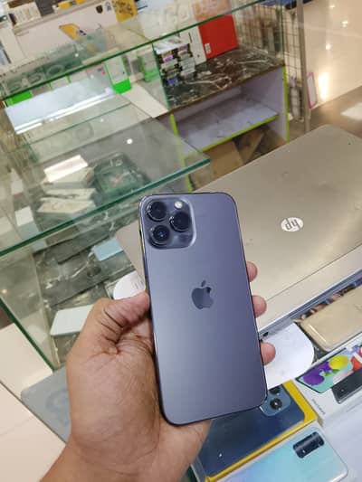 iPhone 13 Pro Max & RealmeC63