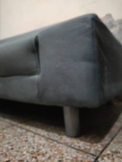 we are selling a new condition velvet sofa