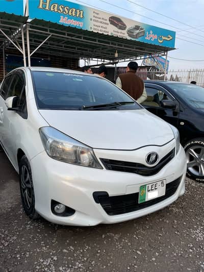 Toyota vitz 2012 pearl white