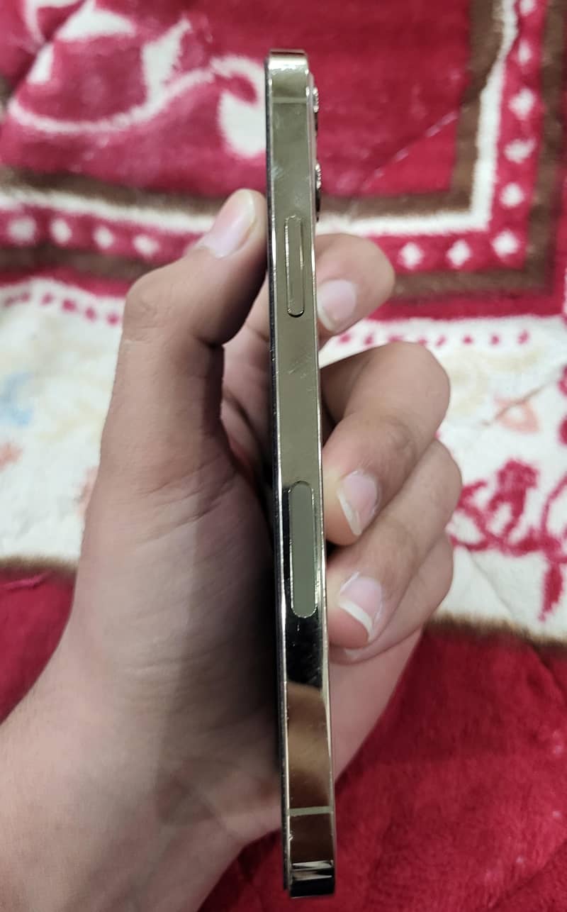iphone 12 pro in very good condition 2