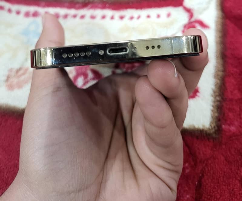 iphone 12 pro in very good condition 3