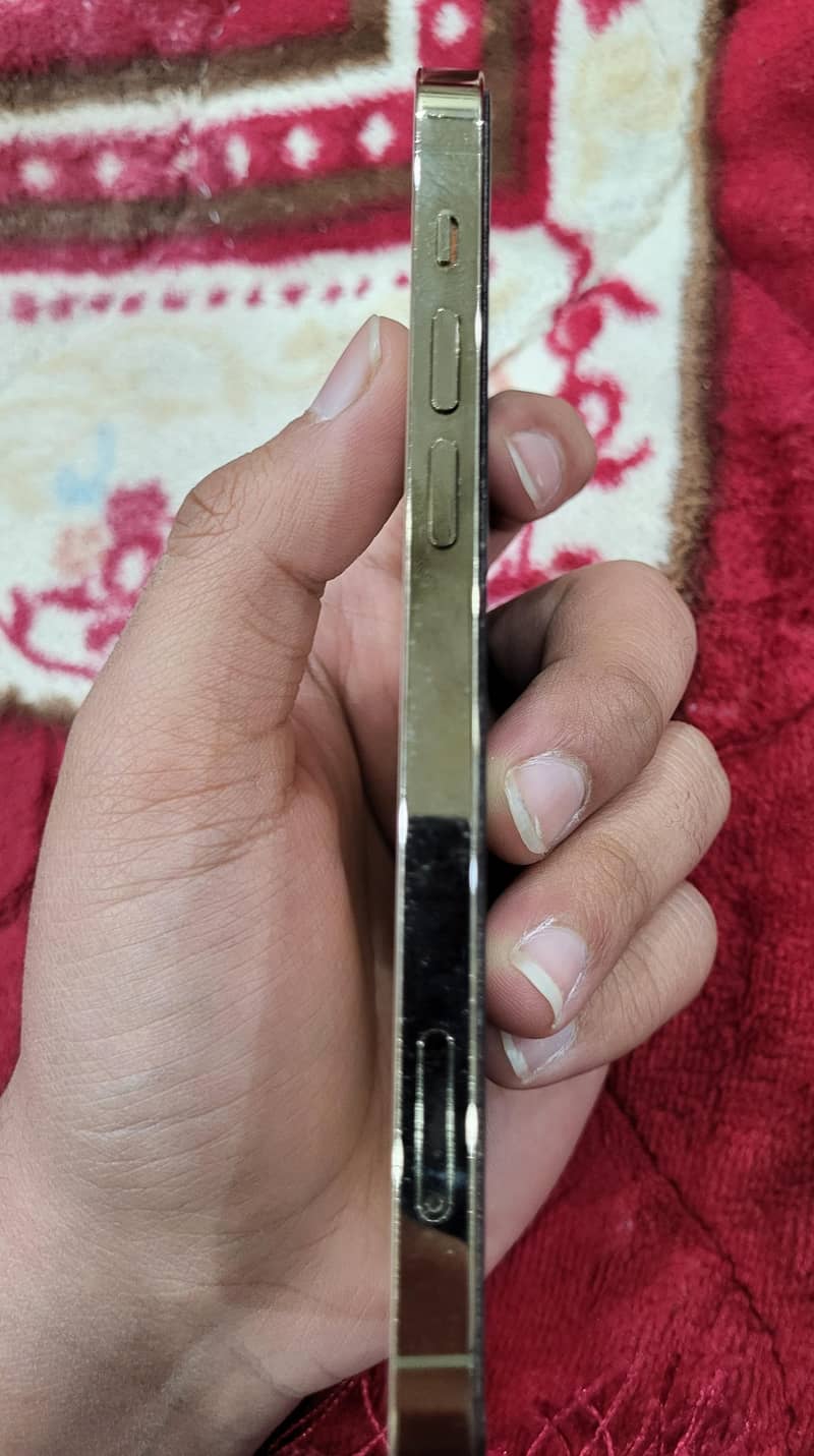 iphone 12 pro in very good condition 4