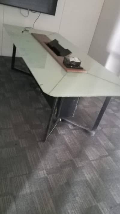 ye table lohe ke pream pe banna hai  upar best quality ka glass hai