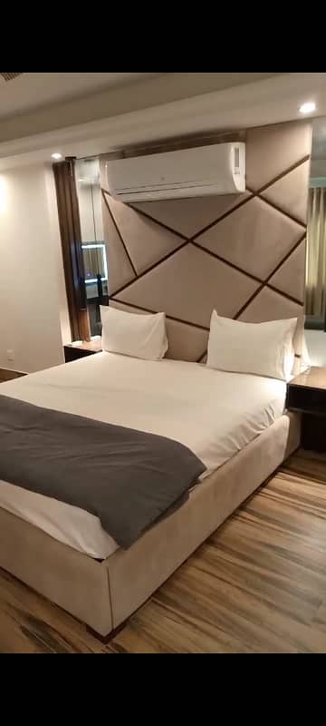 Idol resisdence for bachelors ND couples