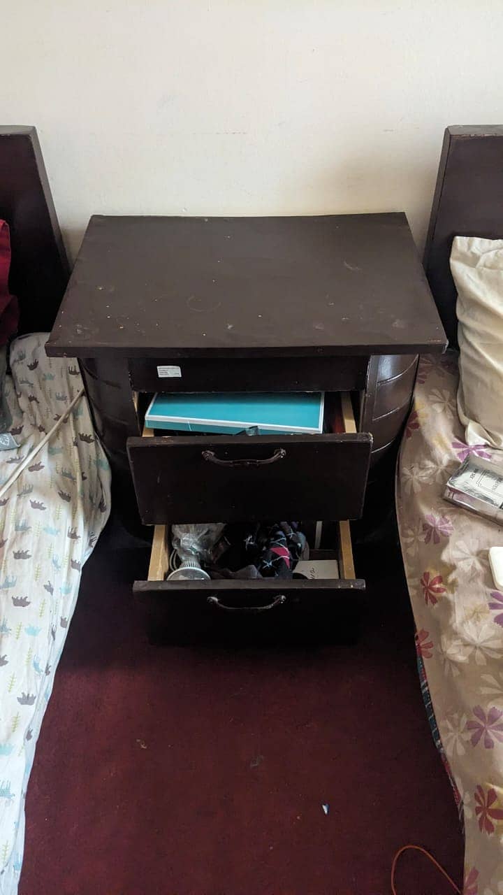 Side Table and single bed 4