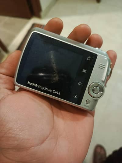 Kodka C142 digital camera with 2 sd card readers and 2 pair of battery