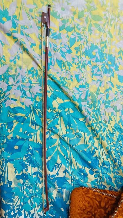 Branded violin with 2 free string's and 1 free cube of risen