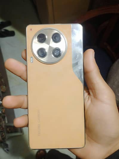 Tecno camon 30