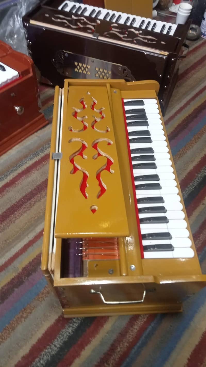 نیے اور پرانے میوزیکل انسٹومینٹس کہ لیے تشریف لائیں 1