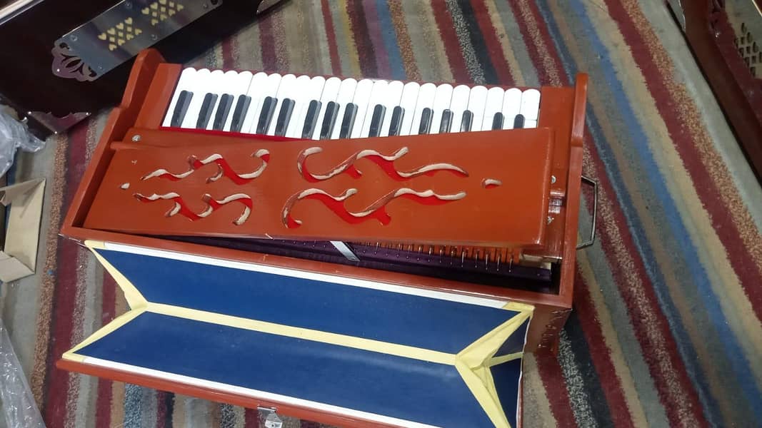 نیے اور پرانے میوزیکل انسٹومینٹس کہ لیے تشریف لائیں 4