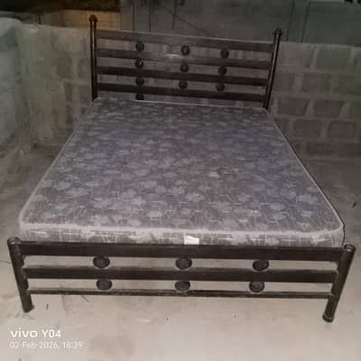 urgent sell 5'x6' iron bed sell