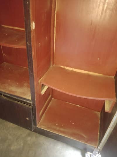 me apna porana almari or dressing table  sale kar rha ho