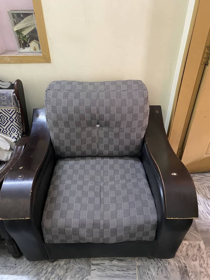 Completely Sofa Set good condition 3