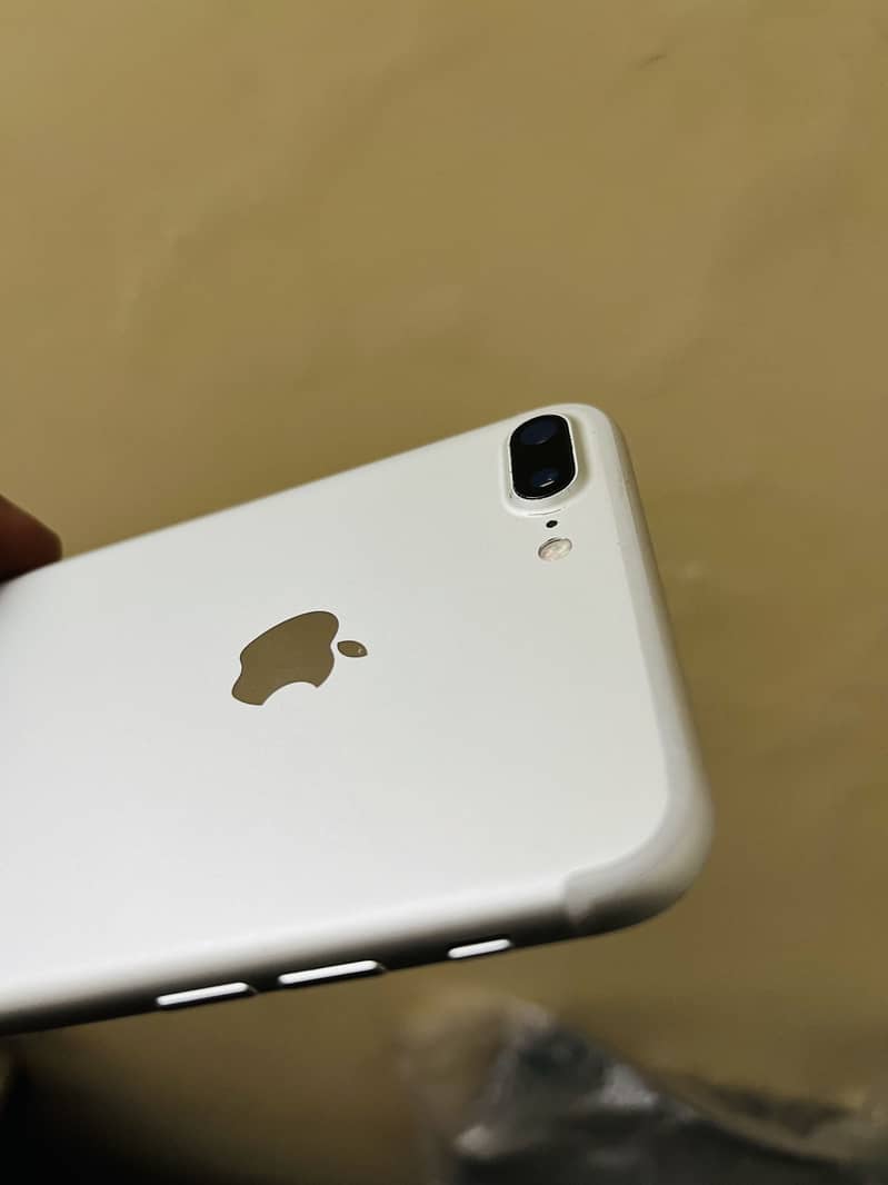 Silver Iphone 7+ 1