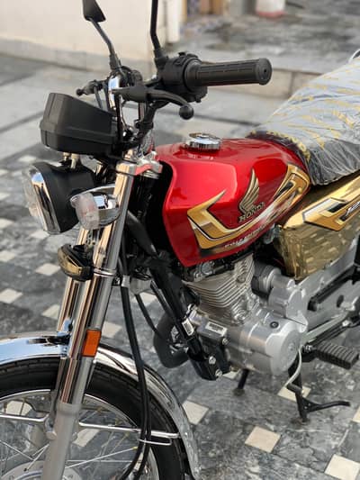 Honda 125 gold addition mint condition