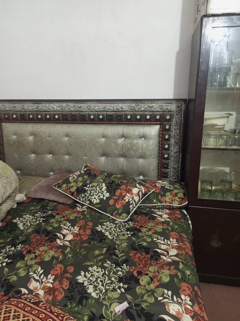 کنگ بیڈ اینڈ ڈائمنڈ سپرینگ فوم اینڈ ڈریسنگ ٹیبل 1