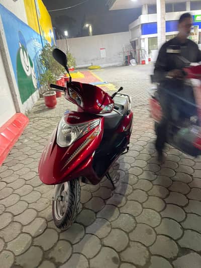 United 100 cc scooty  2025 used 4200 km all 2025  call 03166900271