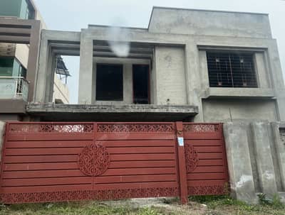 GREY STRUCTURE HOUSE 10 MARLA NEAR FAMILY PARK AVAILABLE FOR SALE IN BAHRIA ORCHARD