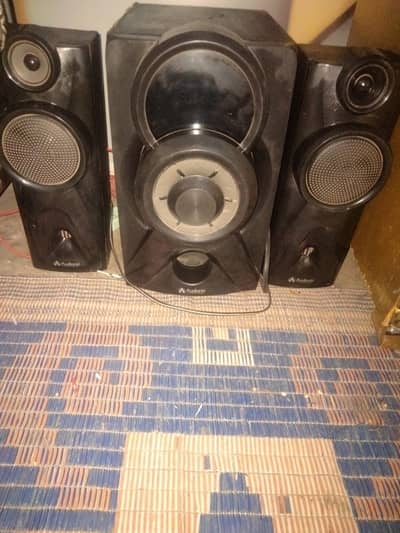 woofer ha bilkul ok ha rapire nhi ha original halat maa ha