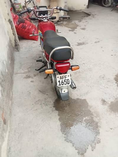Assalam o alaikum  I'm selling my bike honda cd 70 20021 model