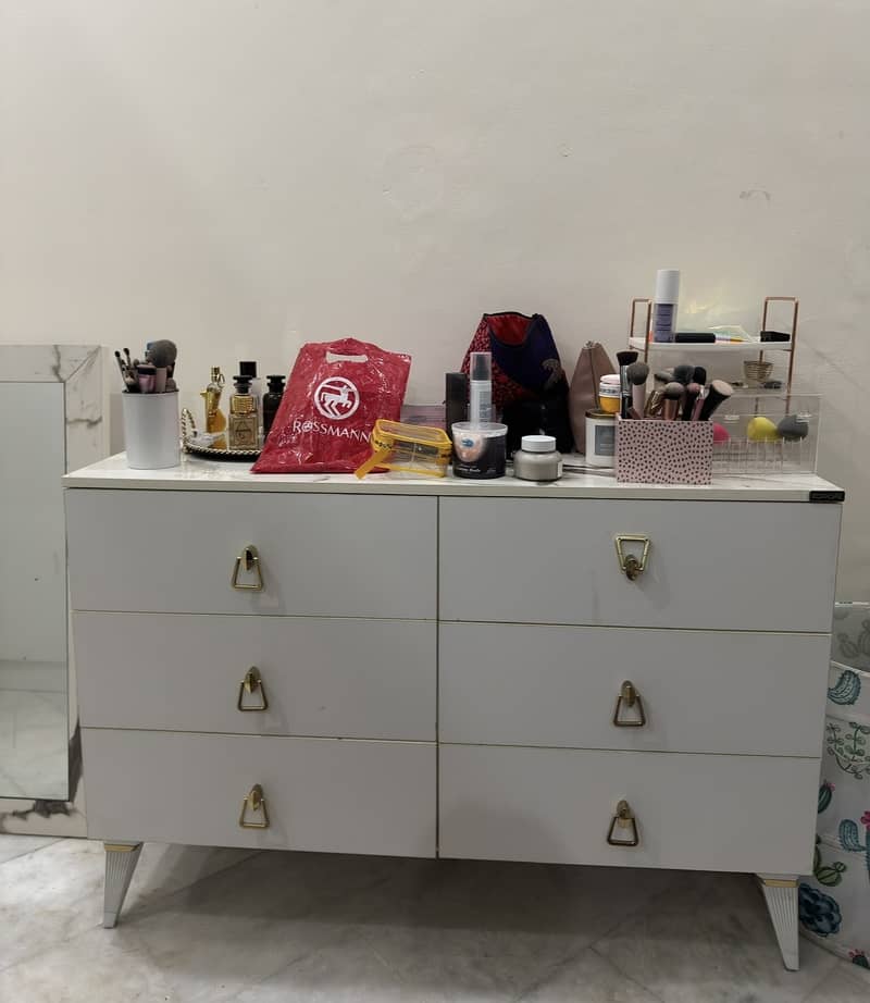 Dressing table with mirror 0