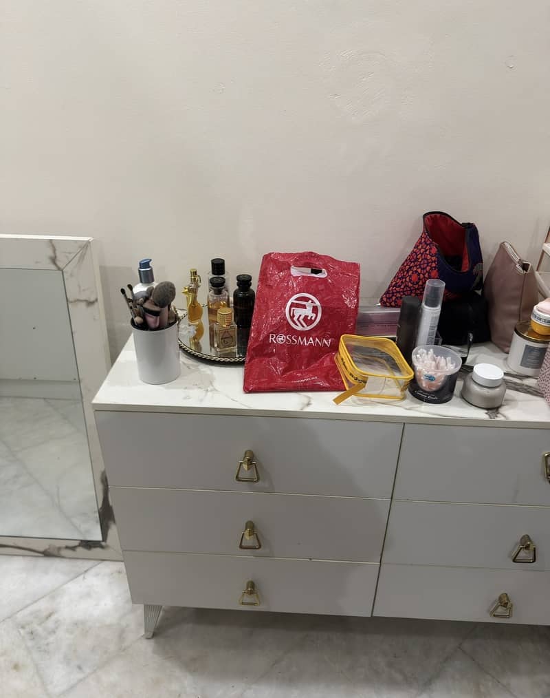 Dressing table with mirror 3