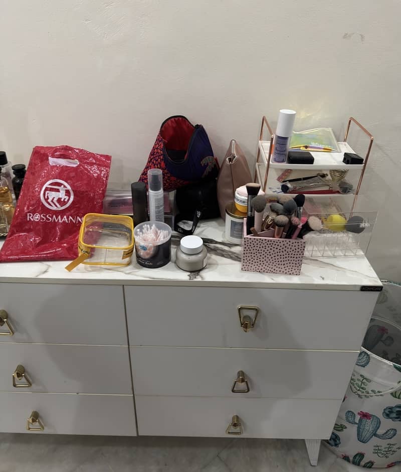 Dressing table with mirror 4