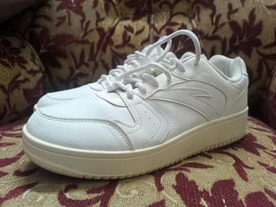 Size : 42 / 8 Branded shoes Uni Sex - white