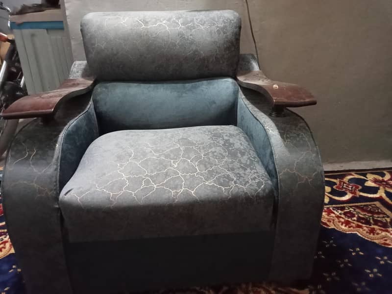 five seeter sofa set for sale urgent in five years warranty 2