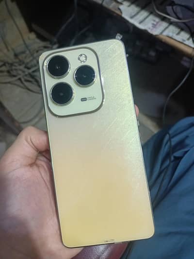 Infinix hot 40 pro box available