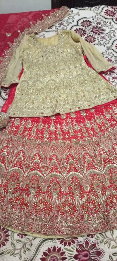 lehnga sale krna niche silk upr chiffon kpra hai 03269854682