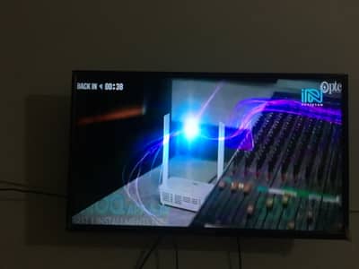 Samsung 32" uhd smart tv slightly used