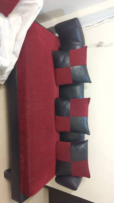 6 seater sofa - black and red | Good condition | Askari 11