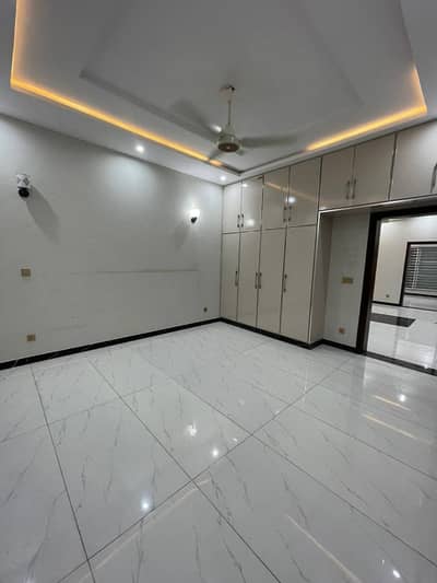 10 Marla Stylish & Luxury Lower Portion for Rent LDA Avenue