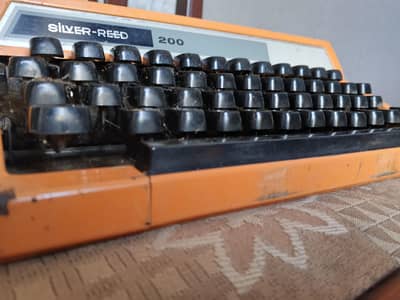 vintage silver -Reed 200 typewriter - for collectors