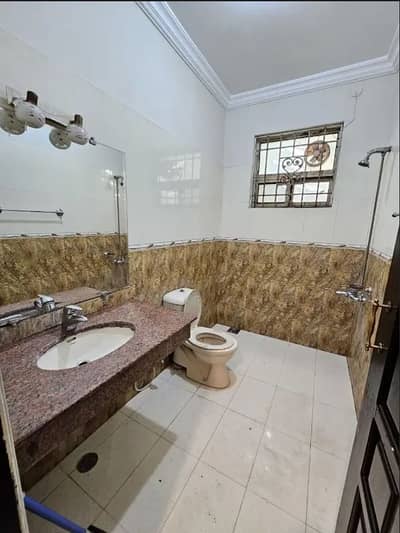 10 Marla 35*70 doubel road bessment For Rent: G13/