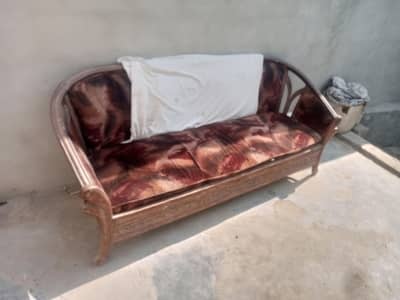 wood ka sofa set hi use candeshan mi hai achy mazboot paidar sofy hi