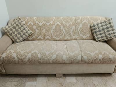 Elegant 5-Seater Sofa with Classic Damask Upholstery