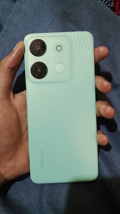 Infinix smart 7 ( 9/10) condition with box .