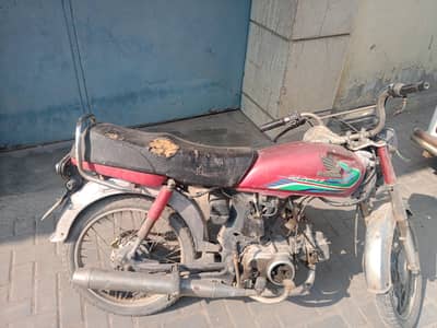 Cd 70 papers nhi hai 5 saal sy asy hi khari hai